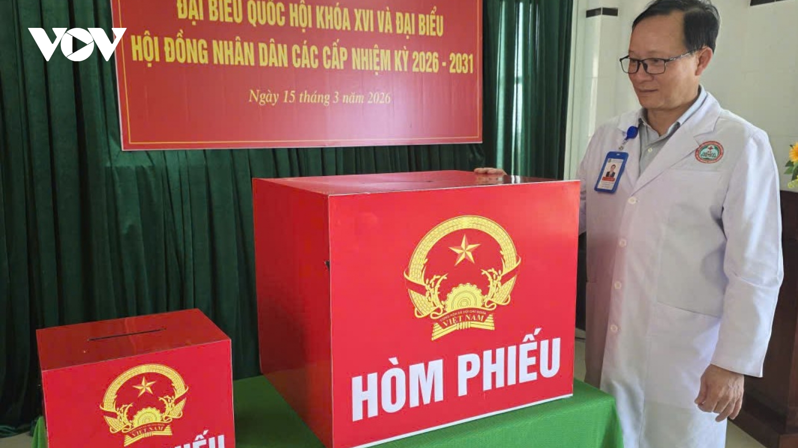 Mang hòm phiếu bầu cử tới tận giường bệnh